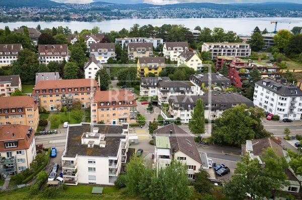 Moderne 2.5-Zimmerwohnung mit Balkon in Zürich Enge / Wollishofen 1