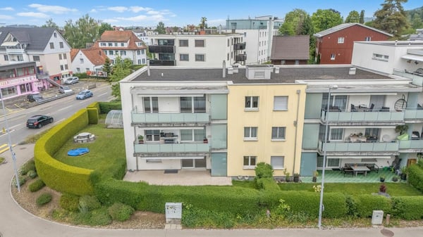 Bequeme 4.5-Zimmer-Gartenwohnung mit zwei Aussenbereichen 1