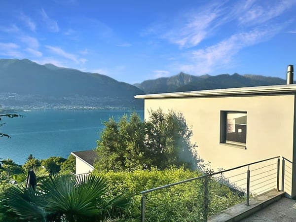 Elegantes Wohnhaus mit Seesicht und Terrasse 1