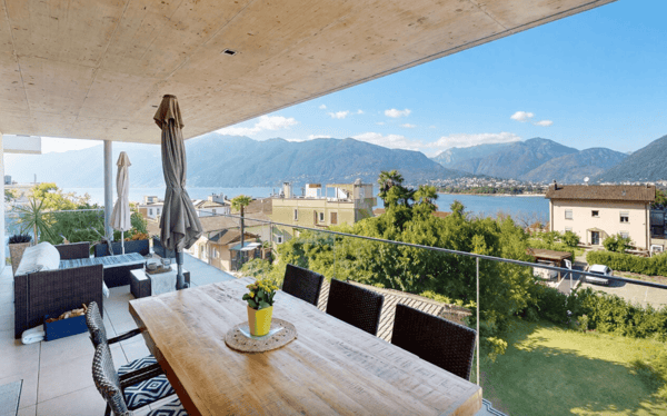 4.5-Zi.-Terrassenwohnung mit privatem Garten und Pool 1
