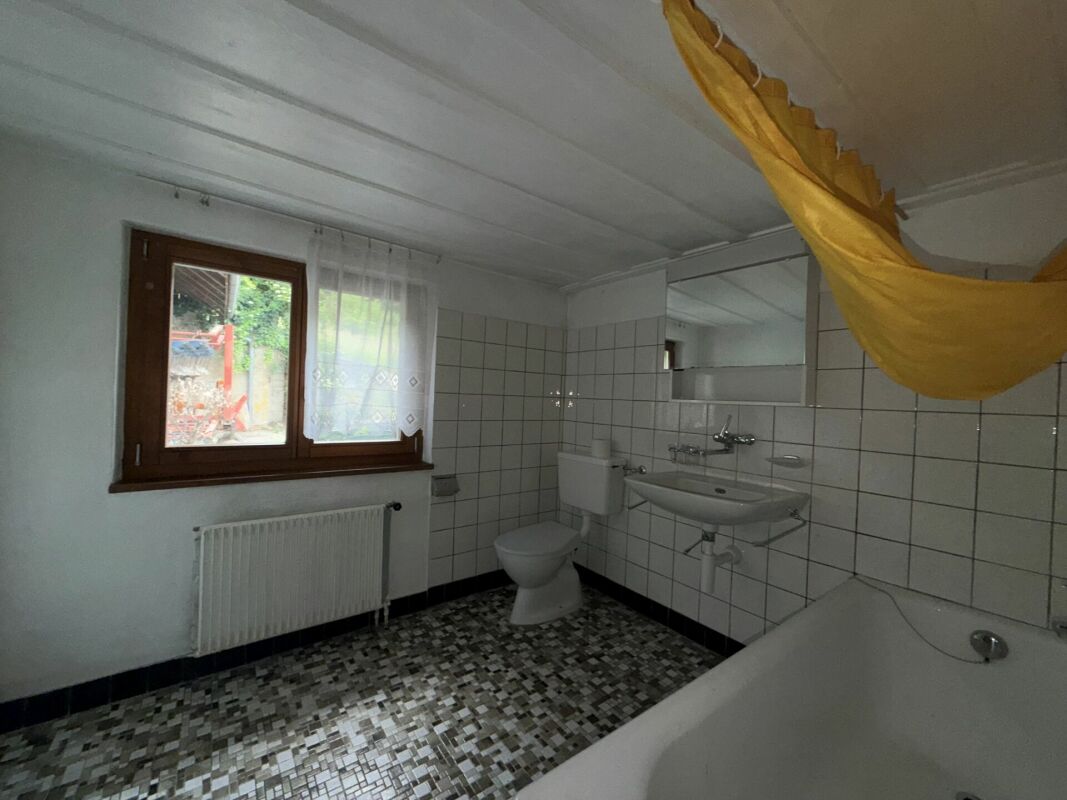 Seltene Gelegenheit: Wohnhaus mit Ökonomieteil und Baulandreserve auf 1'752 m² in Lostorf