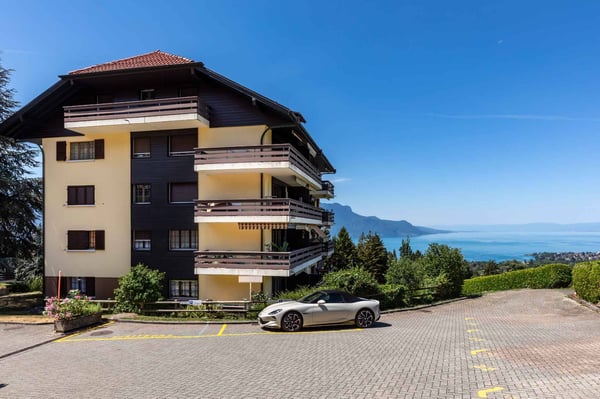 Dernier étage avec balcon sur le Léman 2