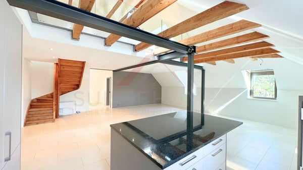 Duplex rénové de 240 m² au dernier étage d'une maison de maître - confort et charme à La Chaux-de-Fonds 3