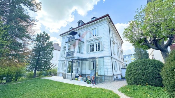 Duplex rénové de 240 m² au dernier étage d'une maison de maître - confort et charme à La Chaux-de-Fonds 1
