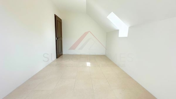 Duplex rénové de 240 m² au dernier étage d'une maison de maître - confort et charme à La Chaux-de-Fonds 8