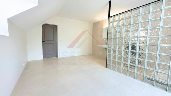 Duplex rénové de 240 m² au dernier étage d'une maison de maître - confort et charme à La Chaux-de-Fonds 10