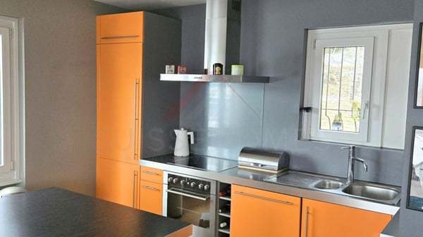 Votre futur havre de lumière - maison rénovée à La Chaux-de-Fonds avec vue et indépendance énergétique 4