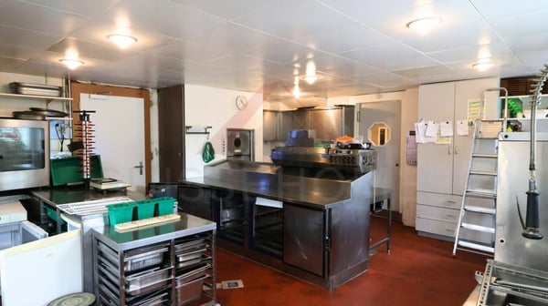 Attraktives Wohn- und Geschäftshaus mit Restaurant und Entwicklungsmöglichkeiten in Plaffeien 12