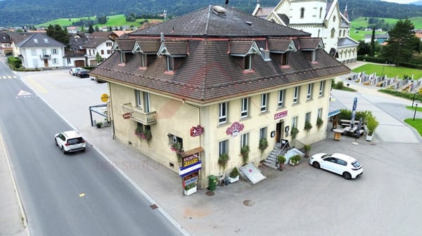 Attraktives Wohn- und Geschäftshaus mit Restaurant und Entwicklungsmöglichkeiten in Plaffeien 2