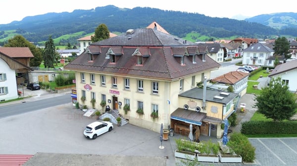 Attraktives Wohn- und Geschäftshaus mit Restaurant und Entwicklungsmöglichkeiten in Plaffeien 1