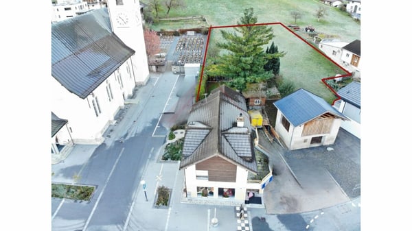 Attraktive Investitionschance in Agarn - Ladenlokal, 5.5-Zimmer-Wohnung und grosszügiges Grundstück mit 1'097 m² 1