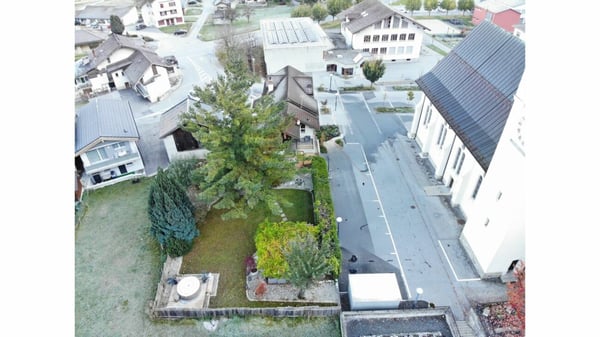 Attraktive Investitionschance in Agarn - Ladenlokal, 5.5-Zimmer-Wohnung und grosszügiges Grundstück mit 1'097 m² 4
