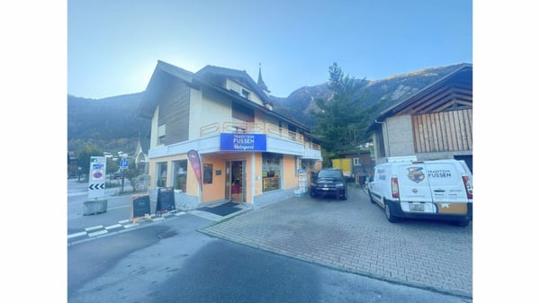 Attraktive Investitionschance in Agarn - Ladenlokal, 5.5-Zimmer-Wohnung und grosszügiges Grundstück mit 1'097 m² 3