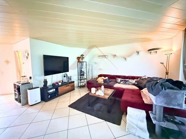 Komfortables Wohnen in Studen BE - 1.5-Zimmer-Erdgeschosswohnung mit sonnigem Sitzplatz und privater Garage 2