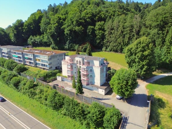 Komfortables Wohnen in Studen BE - 1.5-Zimmer-Erdgeschosswohnung mit sonnigem Sitzplatz und privater Garage 1