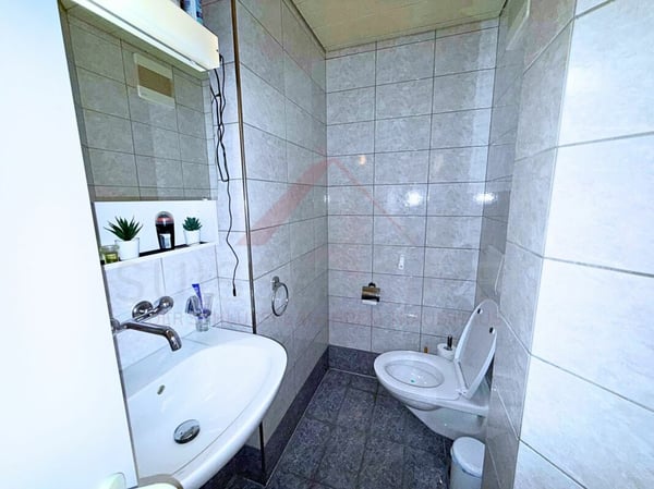 Komfortables Wohnen in Studen BE - 1.5-Zimmer-Erdgeschosswohnung mit sonnigem Sitzplatz und privater Garage 9