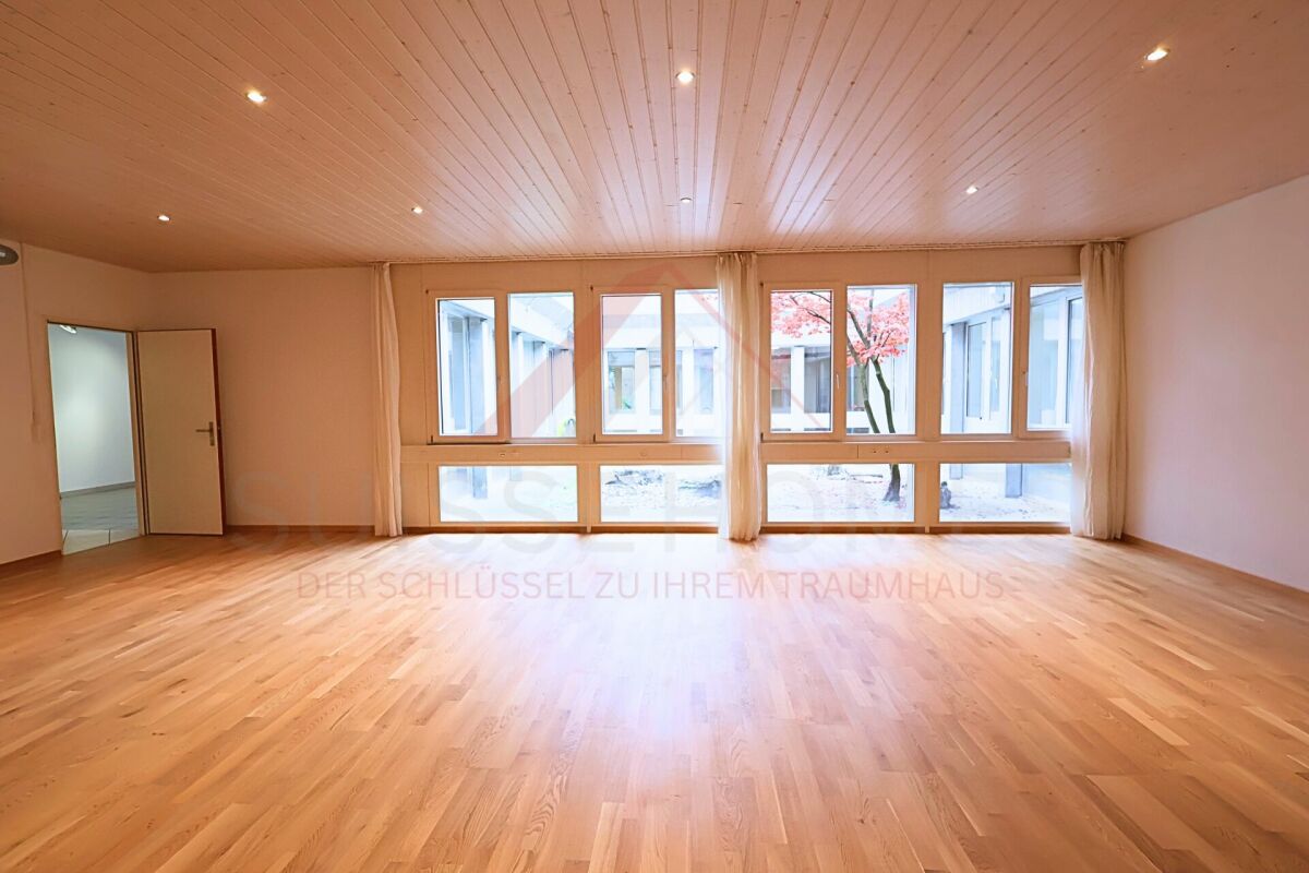 Wohnen und Arbeiten vereint - Atriumgebäude mit 220 m² Wohn- und 270 m² Gewerbefläche in Thörishaus