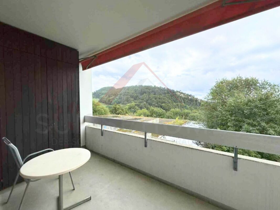 Studio 1.5 pièces lumineux d'environ 60 m² d'espace de vie, balcon et ascenseur à Lostorf