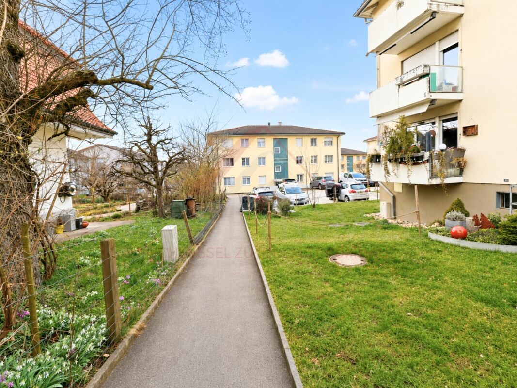 Perfekt für Familien - 4.5 Zimmer Wohnung mit Balkon und Spielplatz vor der Tür