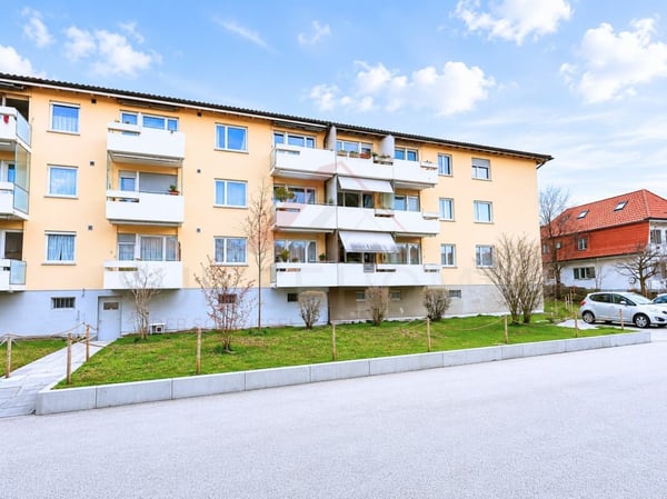 Perfekt für Familien - 4.5 Zimmer Wohnung mit Balkon und Spielplatz vor der Tür 1
