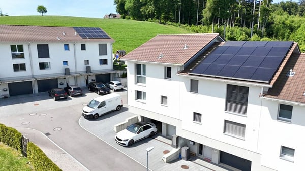 Wohnen wie in den Ferien - Modernes 5.5 Zimmer Reihenhaus mit Pool 2