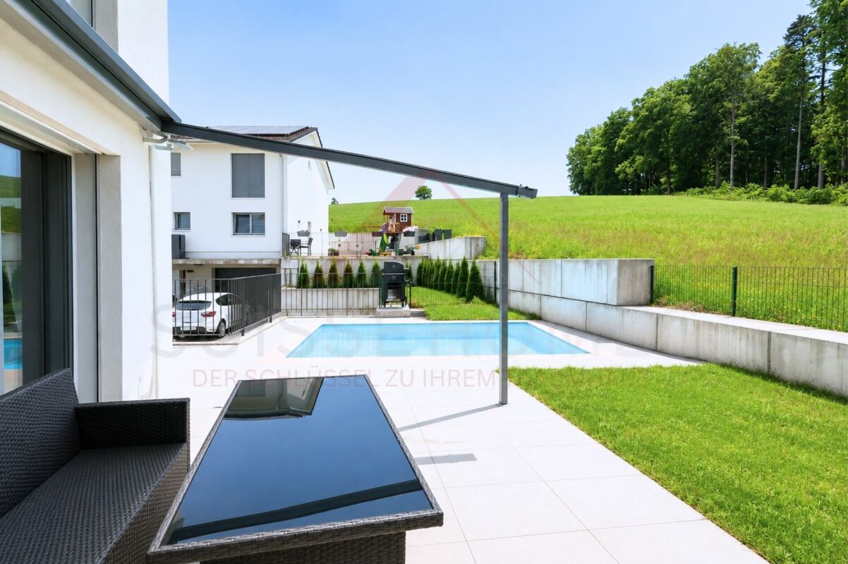 Wohnen wie in den Ferien - Modernes 5.5 Zimmer Reihenhaus mit Pool