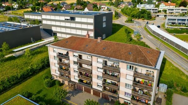 Marly - Appartement 3.5 pièces rénové avec balcon ensoleillé et vue verdoyante 1