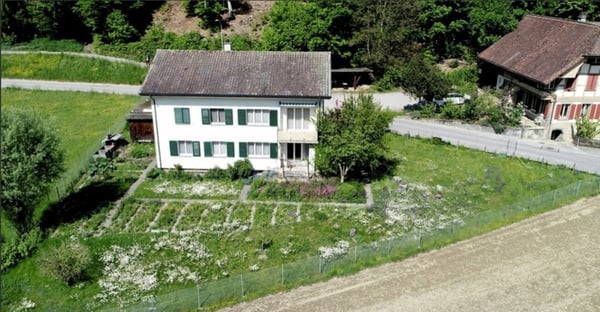 Charmante 5.5-Zimmer-Wohnung - stilvoll renoviert und mit Balkon in ruhiger Lage 1