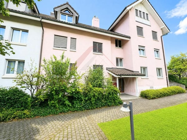 Grosszügige 4.5-Zimmer-Maisonettewohnung mit Galerie und Cheminée in 8603 Schwerzenbach