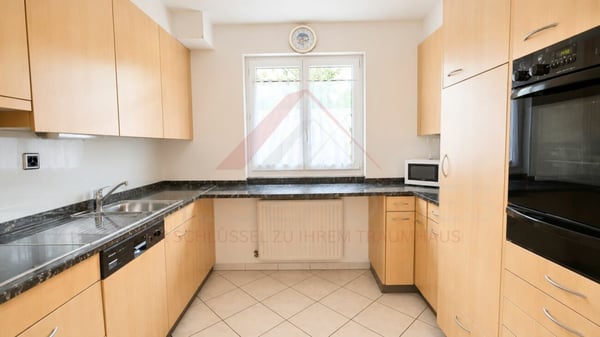 Vielseitiges Mehrfamilienhaus mit drei Wohneinheiten und attraktiven Gewerbeflächen 5