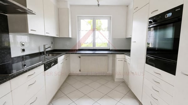 Vielseitiges Mehrfamilienhaus mit drei Wohneinheiten und attraktiven Gewerbeflächen 10