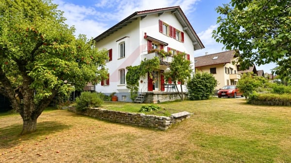 Vielseitiges Mehrfamilienhaus mit drei Wohneinheiten und attraktiven Gewerbeflächen 2