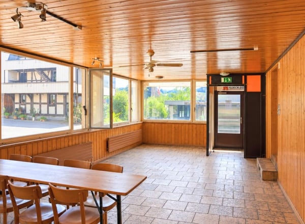 Vielseitiges Wohn- und Geschäftshaus mit Restaurant, Saal und zwei Wohnungen in Mülchi 2