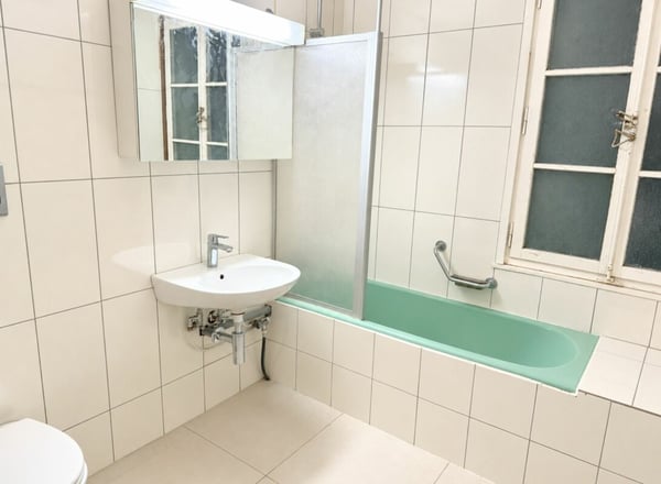 Vielseitiges Wohn- und Geschäftshaus mit Restaurant, Saal und zwei Wohnungen in Mülchi 12