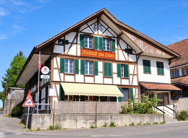 Vielseitiges Wohn- und Geschäftshaus mit Restaurant, Saal und zwei Wohnungen in Mülchi 1