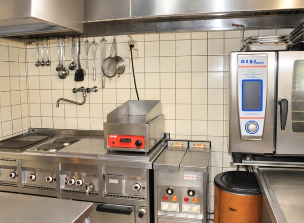 Vielseitiges Wohn- und Geschäftshaus mit Restaurant, Saal und zwei Wohnungen in Mülchi 7
