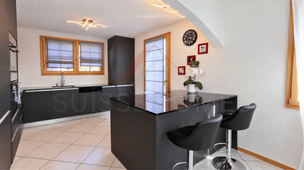 Maison individuelle 3.5 pièces rénovée avec piscine, photovoltaïque et 4 places de parc 9