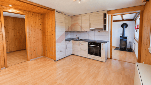 Charmantes 5.5-Zimmer-Chalet mit 2 Wohneinheiten, Schwedenöfen & riesigem Gartentraum in Plasselb 2