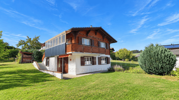 Charmantes 5.5-Zimmer-Chalet mit 2 Wohneinheiten, Schwedenöfen & riesigem Gartentraum in Plasselb 13