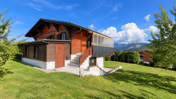 Charmantes 5.5-Zimmer-Chalet mit 2 Wohneinheiten, Schwedenöfen & riesigem Gartentraum in Plasselb 14
