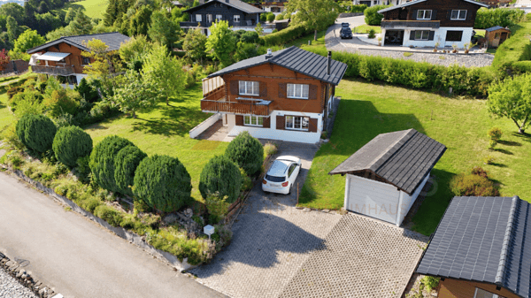 Charmantes 5.5-Zimmer-Chalet mit 2 Wohneinheiten, Schwedenöfen & riesigem Gartentraum in Plasselb