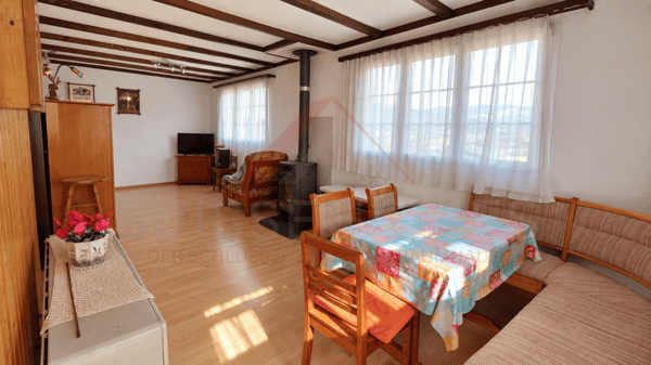Charmantes 5.5-Zimmer-Chalet mit 2 Wohneinheiten, Schwedenöfen & riesigem Gartentraum in Plasselb 7