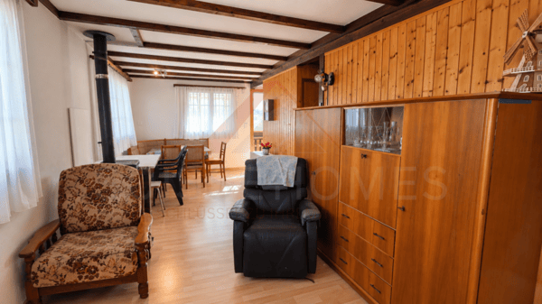 Charmantes 5.5-Zimmer-Chalet mit 2 Wohneinheiten, Schwedenöfen & riesigem Gartentraum in Plasselb 8