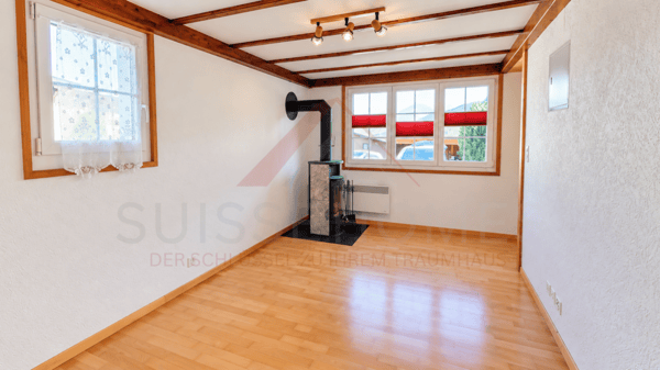 Charmantes 5.5-Zimmer-Chalet mit 2 Wohneinheiten, Schwedenöfen & riesigem Gartentraum in Plasselb 3