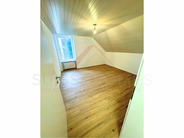Neuwertige 2.5-Zimmer-Dachwohnung mit Waschturm & Parkplatz 4