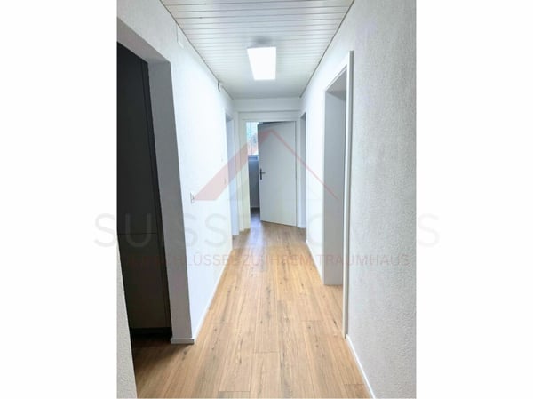 Neuwertige 2.5-Zimmer-Dachwohnung mit Waschturm & Parkplatz 2