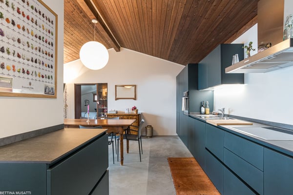 SAGNO: UNA CASA SOSPESA TRA QUIETE E PANORAMA 2
