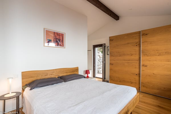 SAGNO: UNA CASA SOSPESA TRA QUIETE E PANORAMA 5