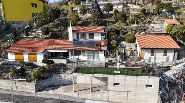 SAGNO: UNA CASA SOSPESA TRA QUIETE E PANORAMA 9