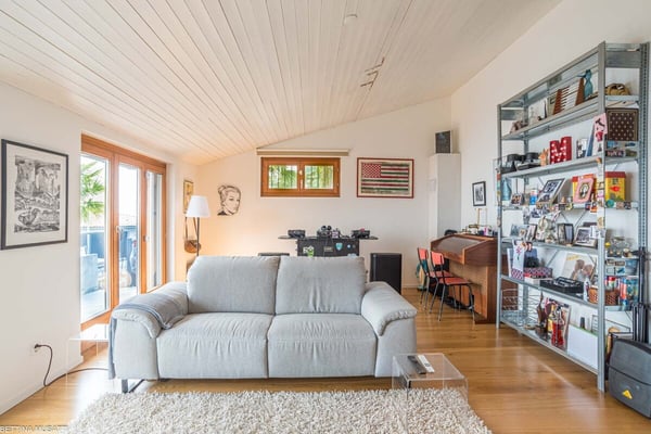 SAGNO: UNA CASA SOSPESA TRA QUIETE E PANORAMA 4